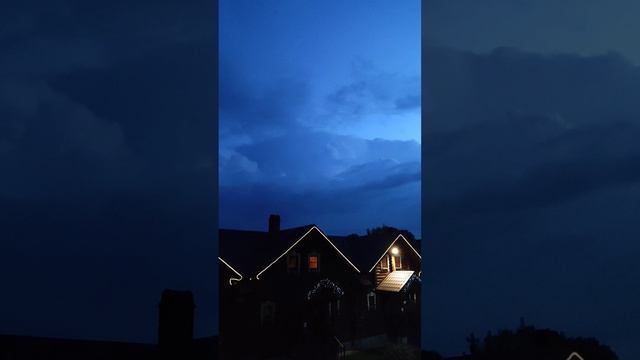 Молнии в небе перед грозой
