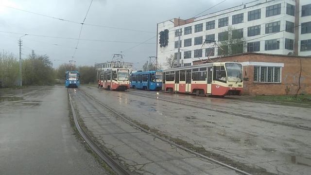 Тула. Трамваи КТМ-19 на конечной остановке «Московский вокзал». 03 мая 2021
