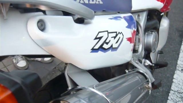 Honda XRV 750 Africa Twin &  Woman rider in tokyo japan.MOV