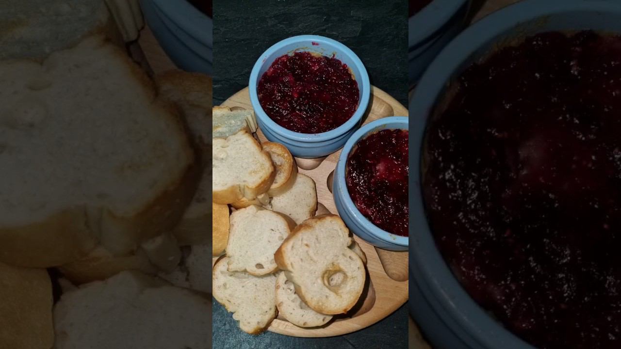 Паштет из куриной печени с ягодным конфи из клюквы