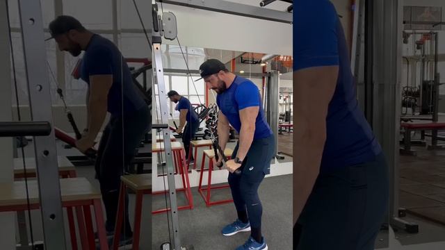 Разгибание рук с канатной рукоятью на 10 счетов в верх
