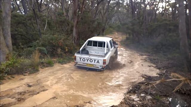 Hilux LN106 Turbo through the puddle