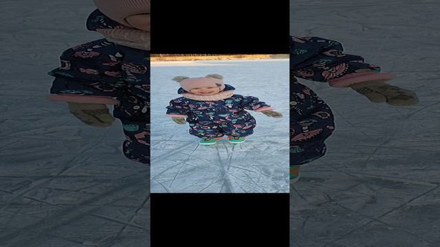 Арина впервые на коньках#shorts