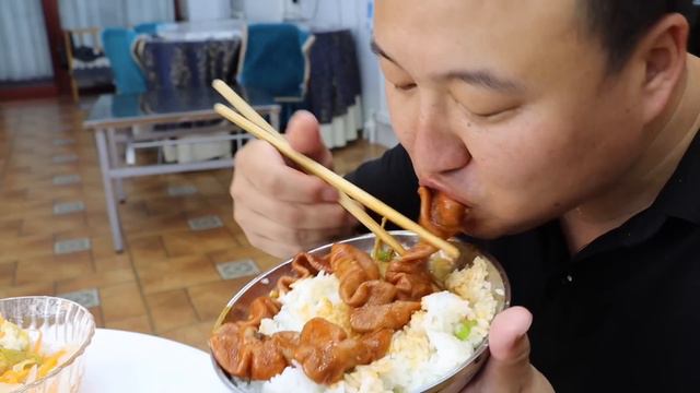 岳父送十几斤肥肠，阿强做“水煮肥肠”，香辣Q弹一口一根超过瘾！｜Mukbang【cram阿强】