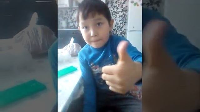 Как он ест этот кислый лимон?