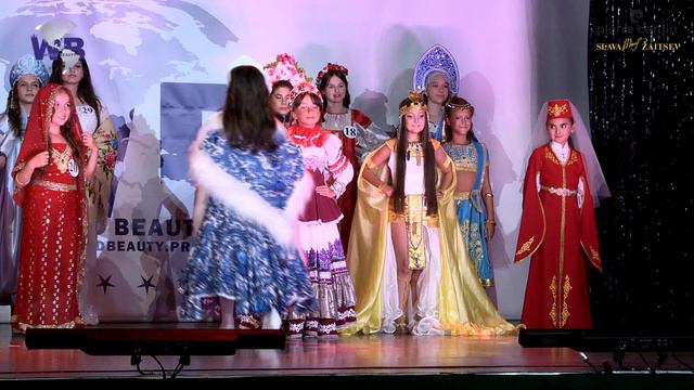 Выход в национальных костюмах участников Фестиваля красоты,моды и таланта "RUSSIAN BEAUTY 2020"