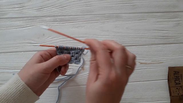Шапка с меховым помпоном. Узор "мелкие соты".