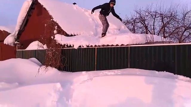 Двухметровый дроп с крыши на сноуборде