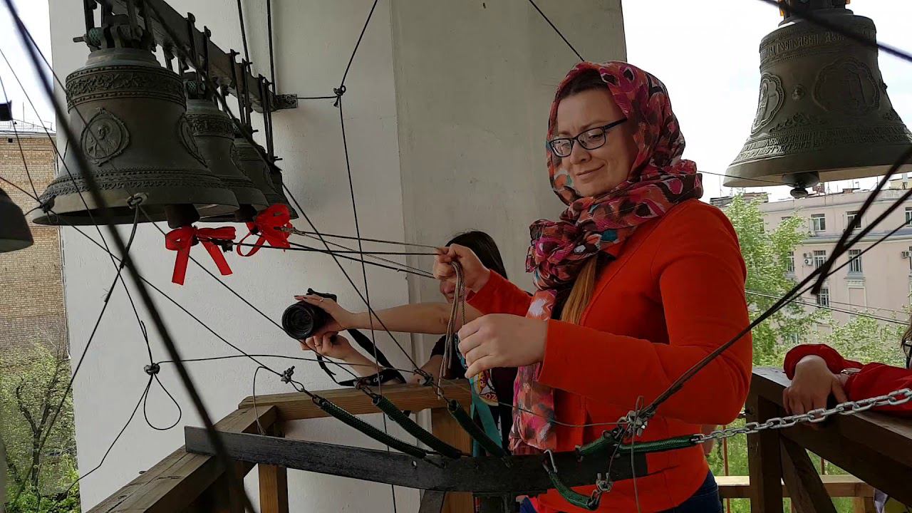 Звонарь Екатерина Данилова на колокольне храма свт.Алексия митр.Московского в Рогожской слободе