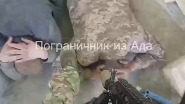 "Пограничник из 🔥🔥" показывает кадры пленения бравых представителей незалэжной в Волчанске.