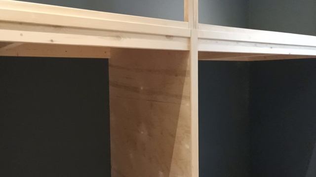Второй ярус в детской комнате с высоким потолком