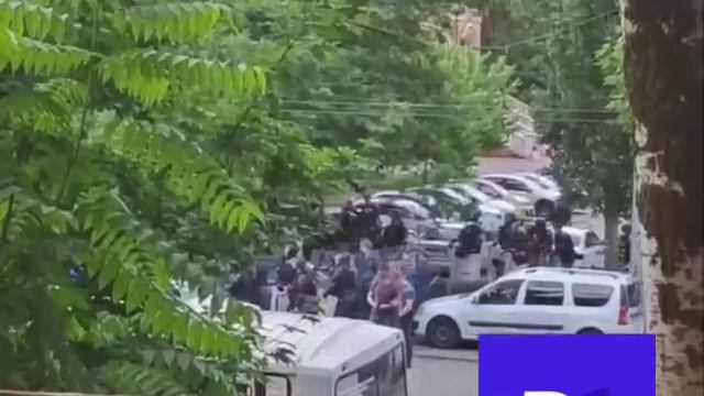 Группа захвата уже на месте захвата заложников в СИЗО-1 Ростова-на-Дону и ждёт сигнала.