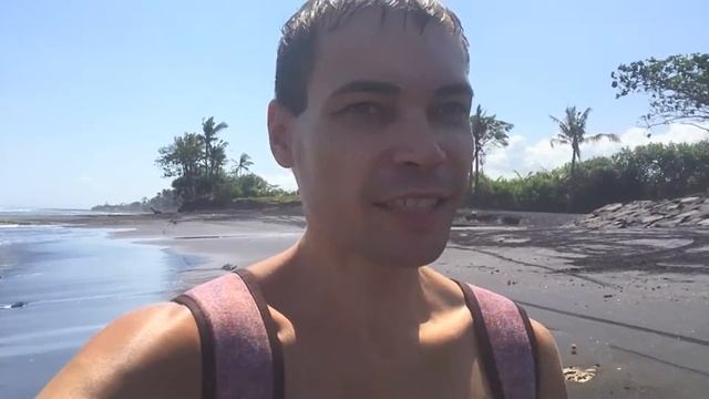 Бали. Пляж Керамас, чёрный песок и дары балийцев.