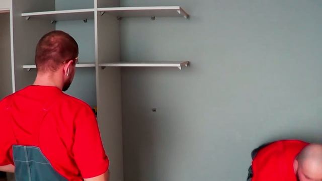 Монтаж встроенного шкафа-купе