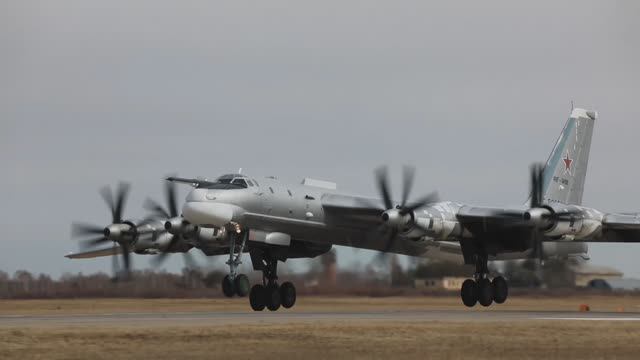 Два Ту-95мс ВКС России выполнили плановый полет в воздушном пространстве над нейтральными водами