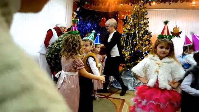 Праздник новый год в детском саду Нелли и Ева 3