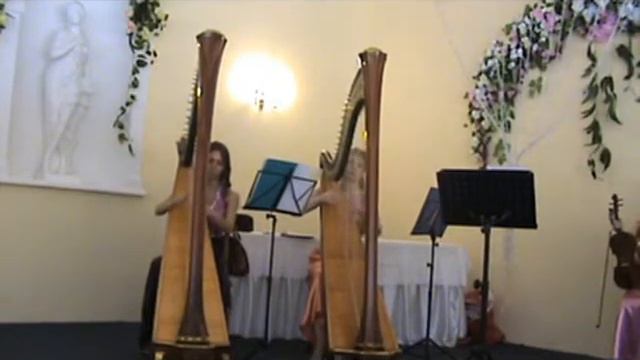 Две арфы и скрипка.
