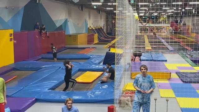 ПОШЛИ С ПАЦАНАМИ НА БАТУТЫ