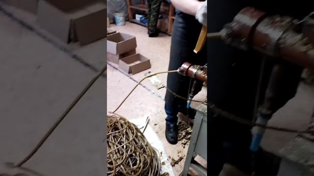 Диакон Кирилл Зиновьев и диакон Анатолий Яндюк изготавливают восковые свечи