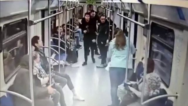 Полицейские задержали подозреваемую в угрозе убийством пассажирке Московского метрополитена