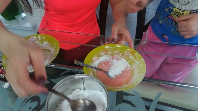 ЮЛЯ и МИЛЕНА завтракают слаймом.