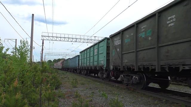 ВЛ11М-181/183 с грузовым поездом следует через станцию Разъезд 132 км