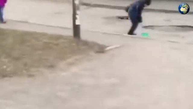 Ребёнок засыпает ямы на дорогах☝️☝️☝️