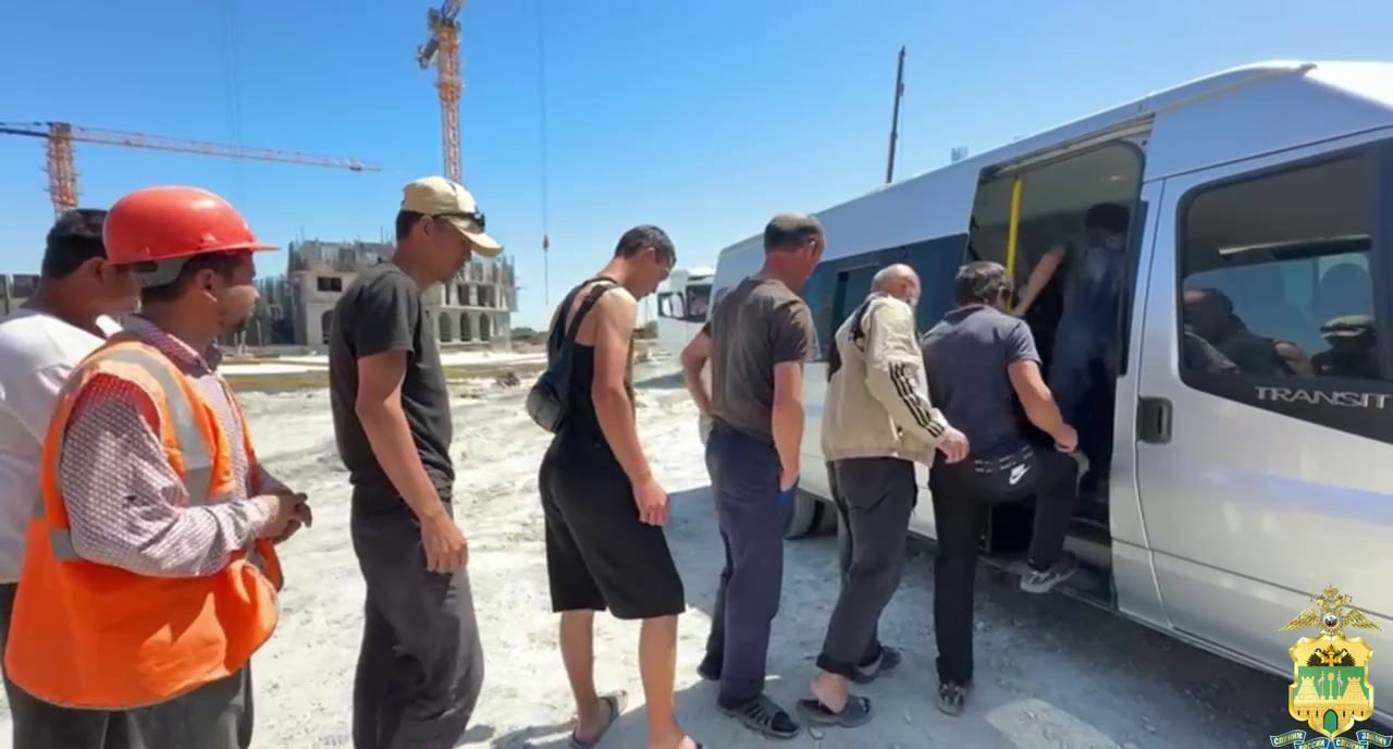 Сбежавших со стройки мигрантов доставили в отдел полиции в Новороссийске