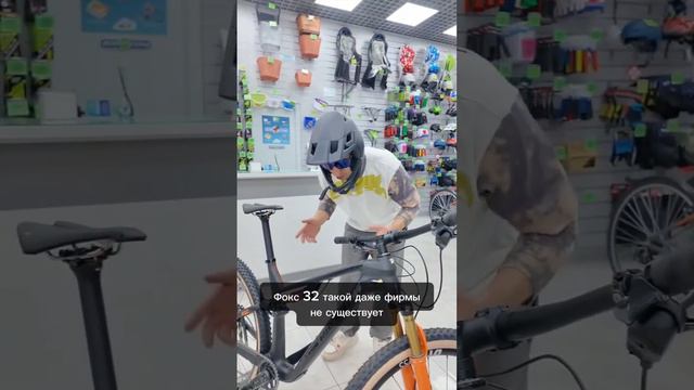 Друг помогает выбрать велосипед в магазине.