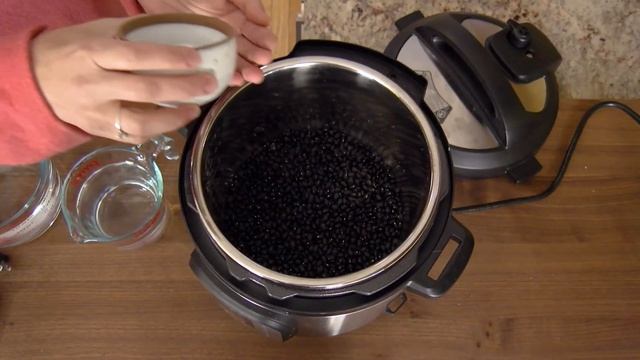 How to Make Beans in the Slow Cooker or Instant Pot Pressure Cooker
