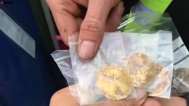 ВОТ ЭТО МУЖИКАМ ПОВЕЗЛО НАШЛИ КУЧУ ЗОЛОТЫХ МОНЕТ!