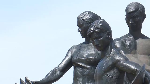 Памятники красят в Костанае