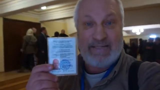 19.02.22. "522018 Коммуняки Грудинина на 1:37 выталкивают из зала корреспондента Сергея РУЛЁВА".  1