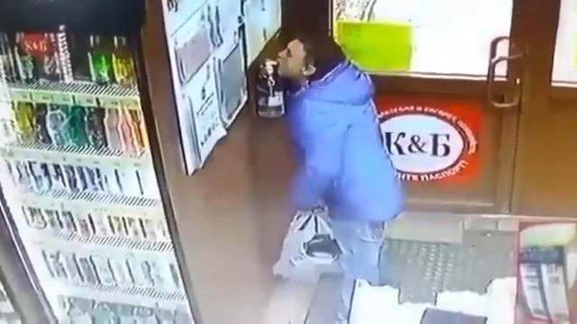 Мужчина выпил антисептик