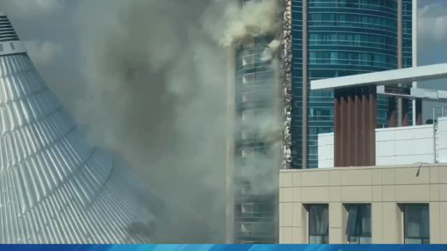 26-этажная «свечка» в столице Казахстана объята дымом и пламенем.