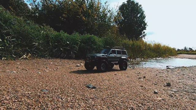 Радиоуправляемый Jeep Cherokee XJ Injora на просёлочной дороге.