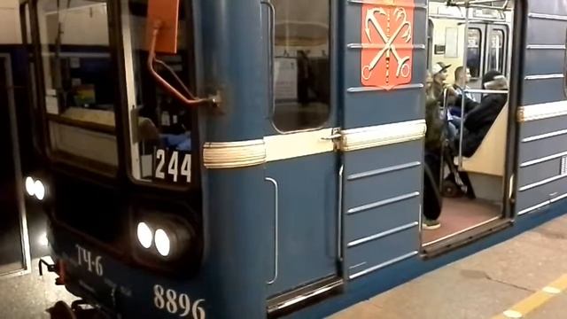 Электропоезд 81-717 номерной 244 прибывает на ст.метро Чёрная речка