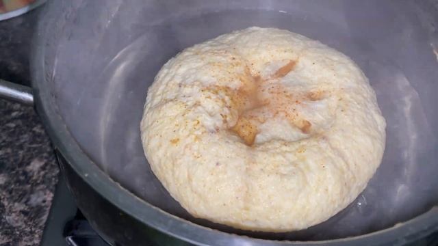 Паровой пышный омлет на завтрак, приготовлен без сковородки из двух яиц и стакана молока.