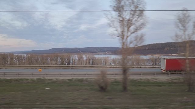 Красивый закат и водная гладь |  Волжская ГЭС в Тольятти | из окна поезда