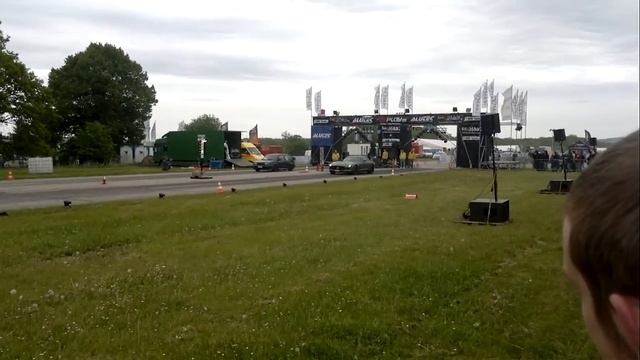 VW Golf vs. Mercedes SLS AMG 6,3 auf German Race Wars Season Opening