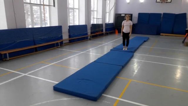 кувырок назад.