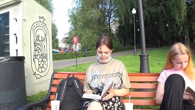 Инвалид вторгается в личное пространство девушек и смотрит что из этого получится.
