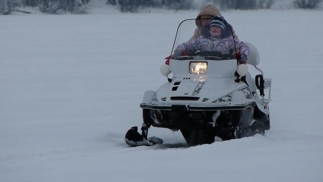 мама с Ксюшей на снегоходе