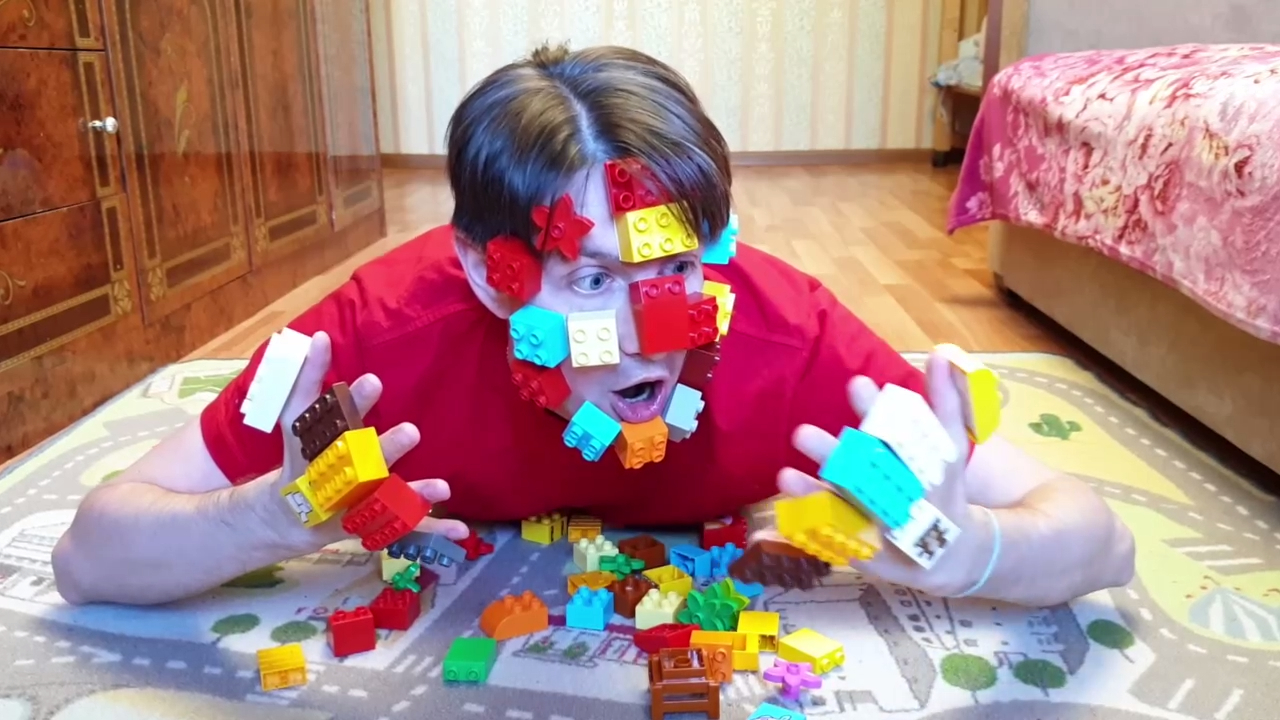 Как Лего и игрушки Тимура застряли у Папы на лице, Pretend play LEGO HANDS