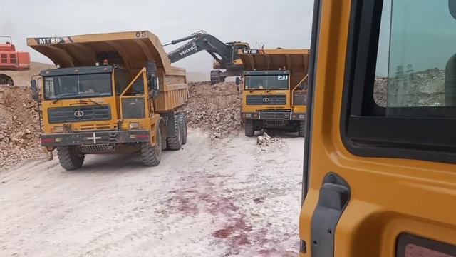 Volvo Ec750 Biggest Exavator Machine Loading Dumper Truk Kol Mining