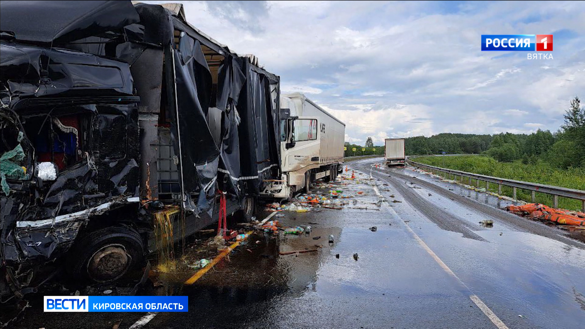 В Кировской области столкнулись три грузовика