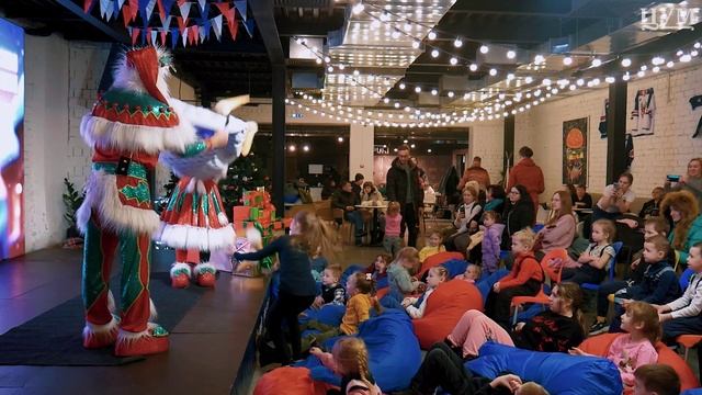 Интерактивный новогодний спектакль прошел в ЦУМе: взрослые и дети были в восторге от шоу