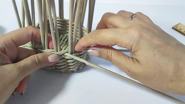 Тележка-карандашница, плетем из бумажной лозы