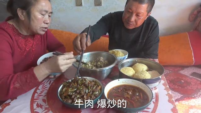 老爸惊喜收获啥？给孙女安排！中午三盘菜配米饭，嚼的麻烦真累人