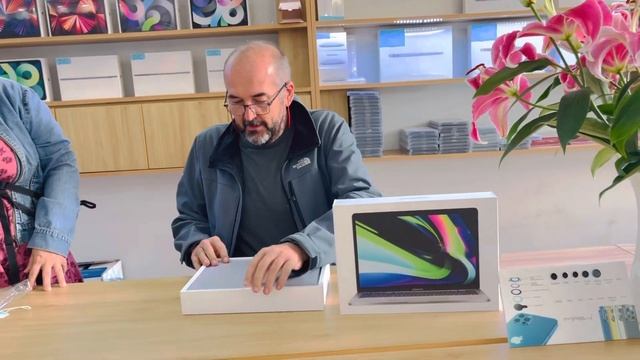 Unboxing MacBook Pro 13,3 inch Chip M1